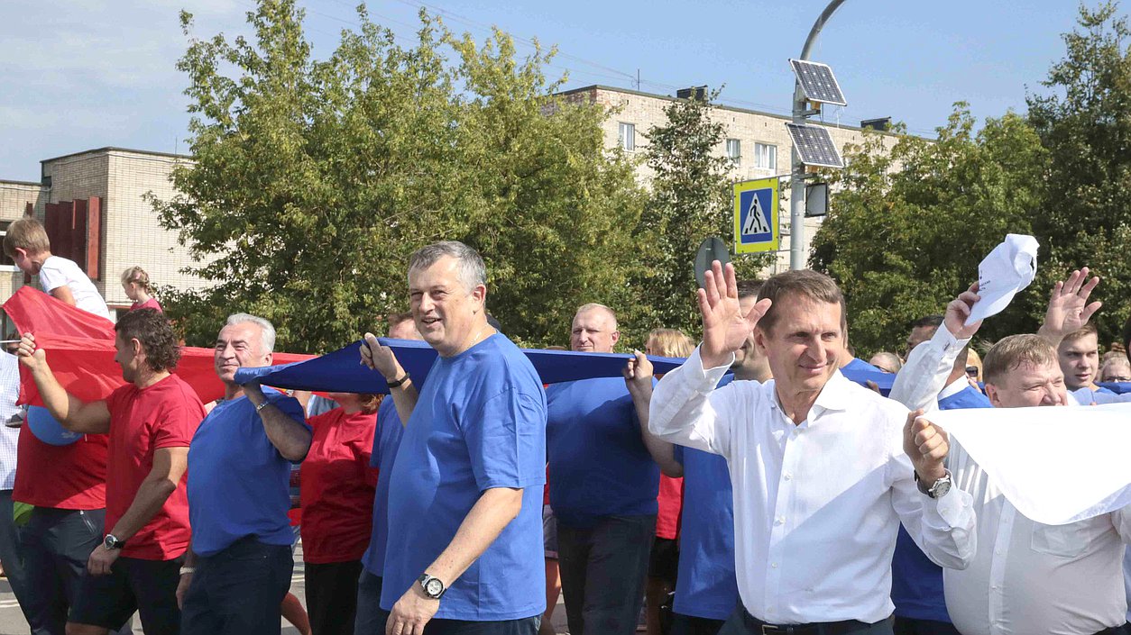  Праздничное шествие колонны по случаю празднования Дня Государственного флага Российской Федерации. 
