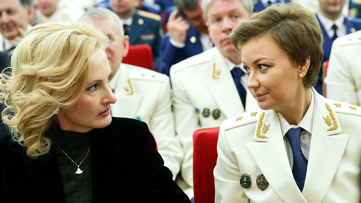 Заместитель Председателя Государственной Думы Ирина Яровая и ректор Академии Генеральной прокуратуры РФ Оксана Капинус. Автор фото: Анна Исакова/Фотослужба Государственной Думы