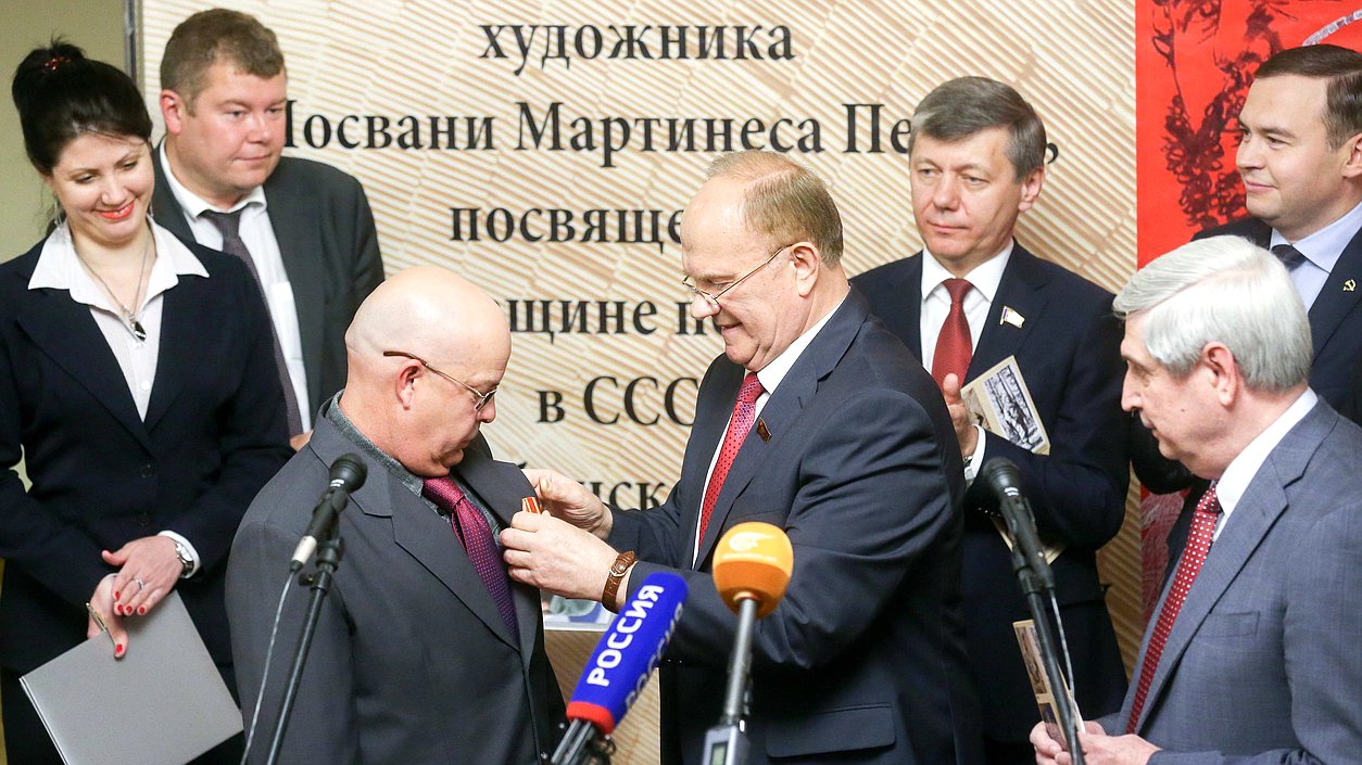 Руководитель фракции КПРФ Геннадий Зюганов и кубинский художник Йосвани Мартинес Перес