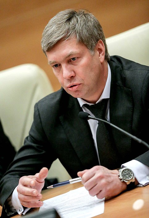 Первый заместитель председателя Комитета по транспорту и строительству Алексей Русских во время пресс-конференции. Автор фото: Анна Исакова/Фотослужба Государственной Думы