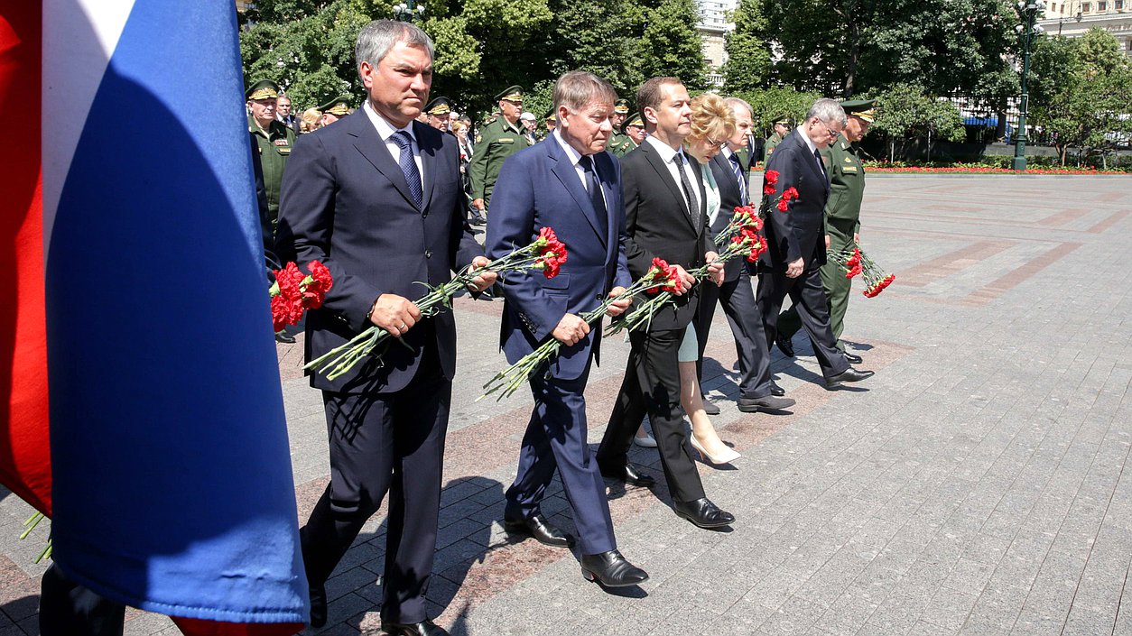 Церемония возложения венков к Могиле Неизвестного Солдата и к памятнику маршалу Советского Союза Георгию Жукову