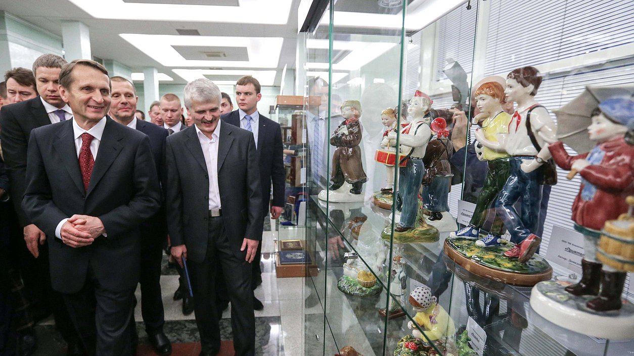 Председатель Государственной Думы Сергей НарышкинНарышкин
Сергей Евгеньевич
открыл выставку работ художников ООО «Производственная компания «Конаковский фаянс» и ОАО «Торжокские золотошвеи». 
