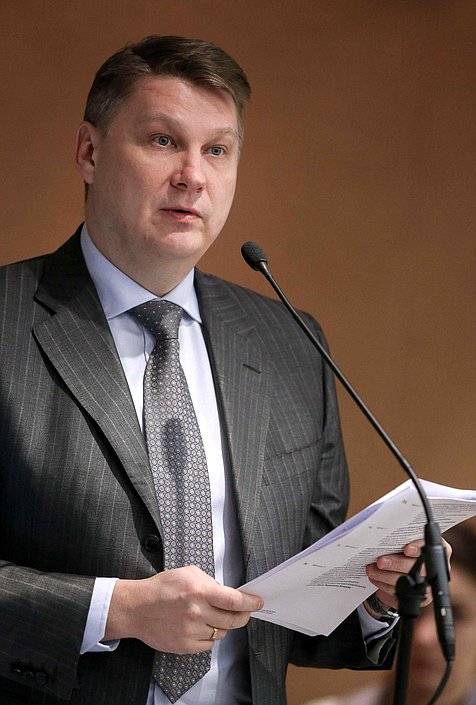 Полномочный представитель Правительства в Государственной Думе Александр Синенко. Автор фото: Марат Абулхатин/Фотослужба Государственной Думы