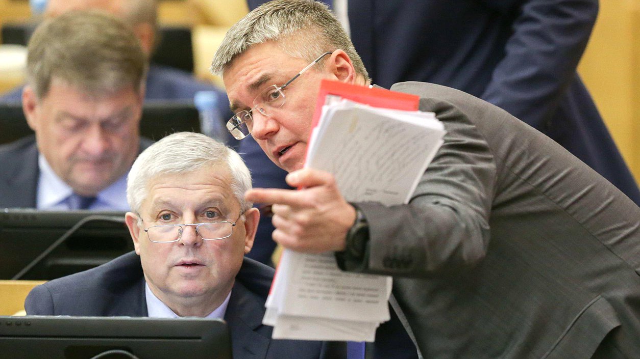 Член Комитета ГД по аграрным вопросам Виктор Кидяев и член Комитета по информационной политике, информационным технологиям и связи Евгений Ревенко. Автор фото: Анна Исакова/Фотослужба Государственной Думы