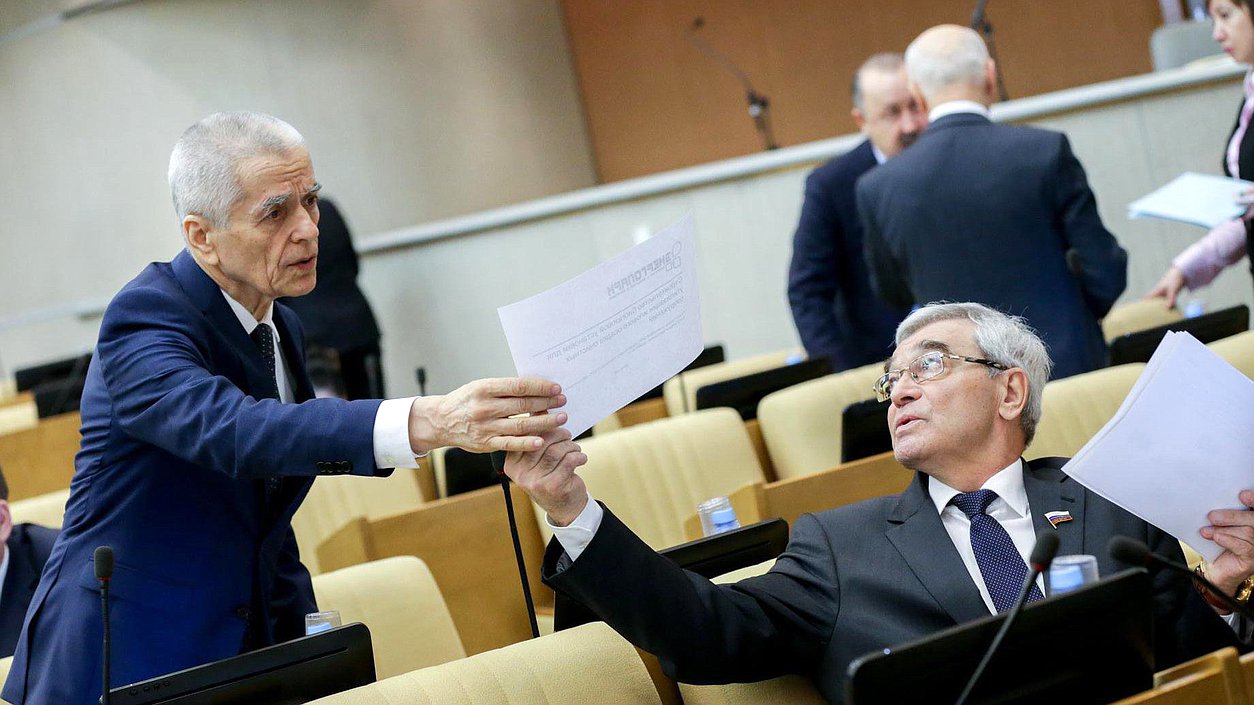 Первый заместитель председателя Комитета по образованию и науке Геннадий Онищенко во время пленарного заседания.Фото: Анна Исакова/Фотослужба Государственной Думы.