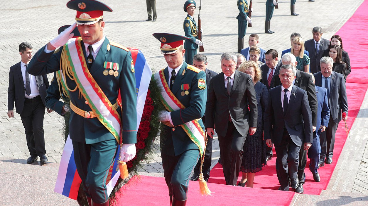 Chairman of the State Duma Viacheslav Volodin and members of the Russian delegation laid a wreath to the monument to Isma'il ibn Ahmad in Dushanbe