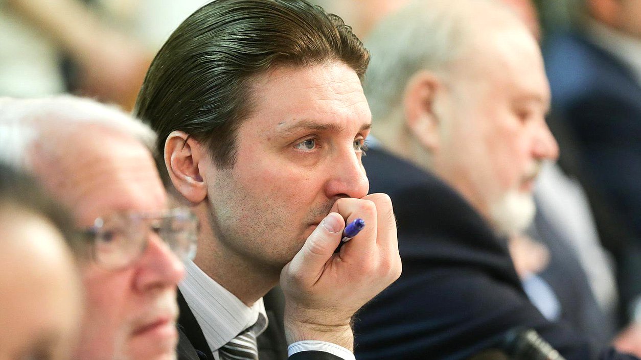 Эдгард Запашный во время парламентских слушаний на тему "О реализации Стратегии государственной культурной политики". Автор фото: Марат Абулхатин/Фотослужба Государственной Думы.
