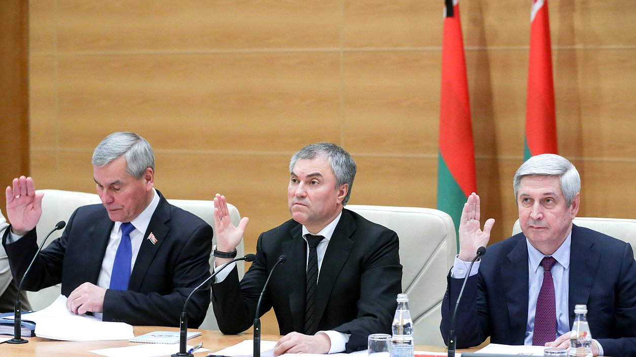 Председатель Палаты представителей Национального собрания Республики Беларусь Владимир Андрейченко, Председатель Государственной Думы Вячеслав Володин и первый заместитель Председателя Государственной Думы Иван мельников во время открытия пятьдесят первой сессии Парламентского Собрания Союза Беларуси и России.