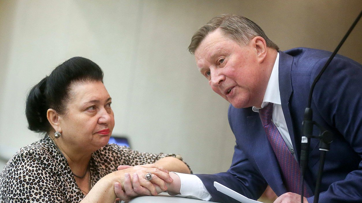 Специальный представитель Президента РФ по вопросам природоохранной деятельности, экологии и транспорта Сергей Иванов и член Комитета по контролю и Регламенту Раиса Кармазина