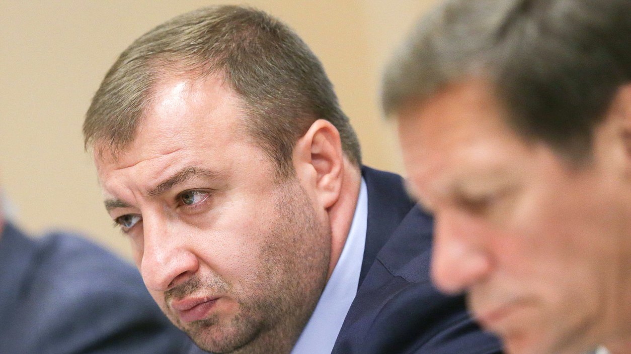 Член Комитета по международным делам Расул Боташев. Автор фото: Марат Абулхатин/Фотослужба Государственной Думы