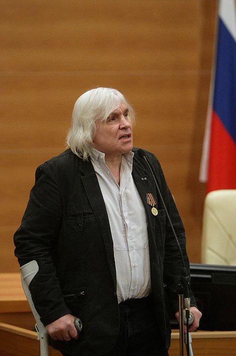 Литературная встреча Комитета Государственной Думы по образованию на тему «Несломленный русский язык» в рамках мероприятий, приуроченных к Году литературы и празднованию Дня русского языка, с презентацией сборника гражданской поэзии Донбасса «Час мужества». Читает Юрий Юрченко.
