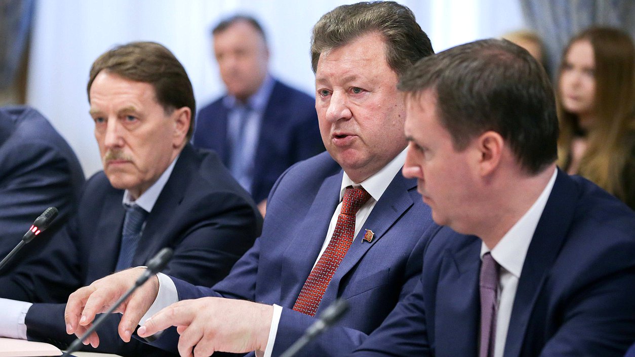 Председатель Комитета по аграрным вопросам Владимир Кашин, Заместитель Председателя Правительства РФ Алексей Гордеев и Министр сельского хозяйства РФ Дмитрий Патрушев