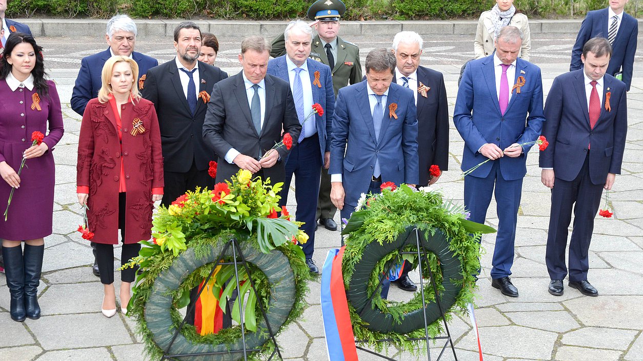 Delegation of the State Duma laid wreaths at the monument to the Soldier-Liberator in Treptower Park in Berlin