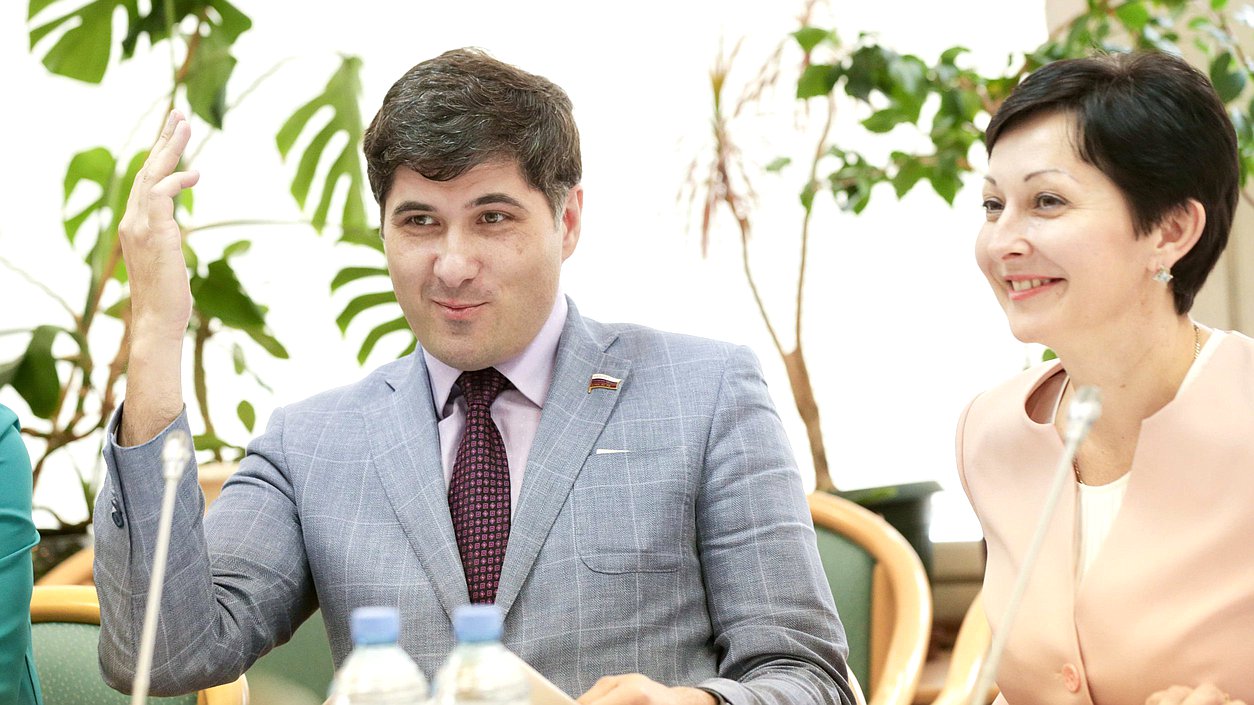 Заместители председателя Комитета по региональной политике и проблемам Севера и Дальнего Востока Оксана Бондарь и Владимир Пушкарев