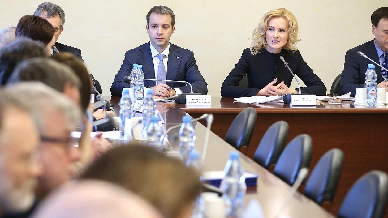 Заместитель Председателя Государственной Думы Ирина Яровая и министр связи и массовых коммуникаций РФ Николай Никифоров 