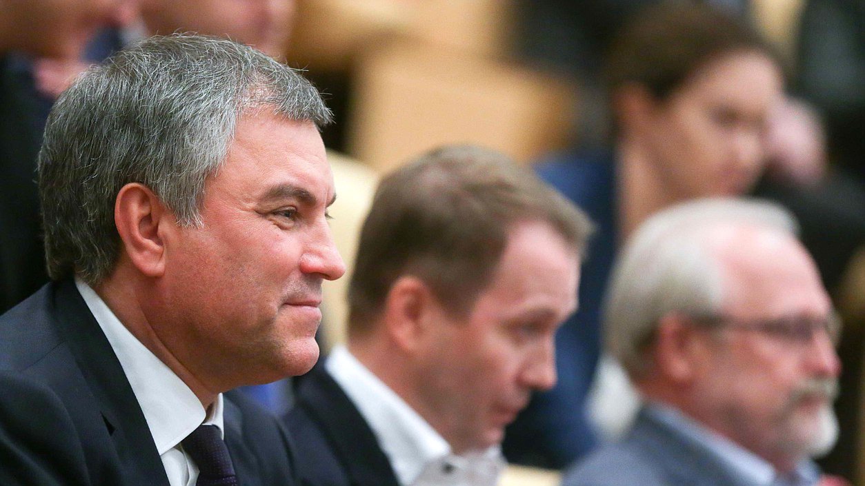 Председатель Государственной Думы Вячеслав Володин и актер Евгений Миронов. Автор фото: Марат Абулхатин/Фотослужба Государственной Думы 