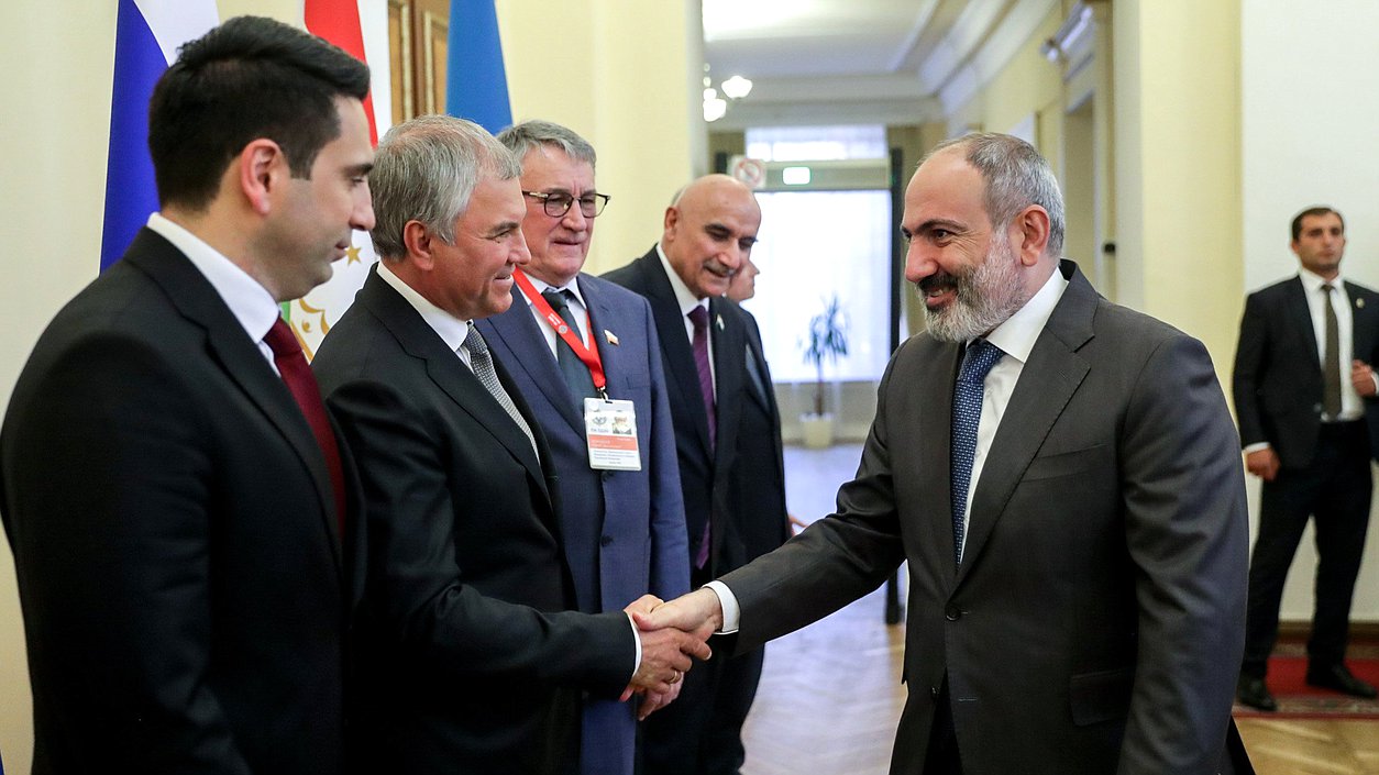 Председатель Государственной Думы Вячеслав Володин и Премьер-министр Республики Армения Никол Пашинян