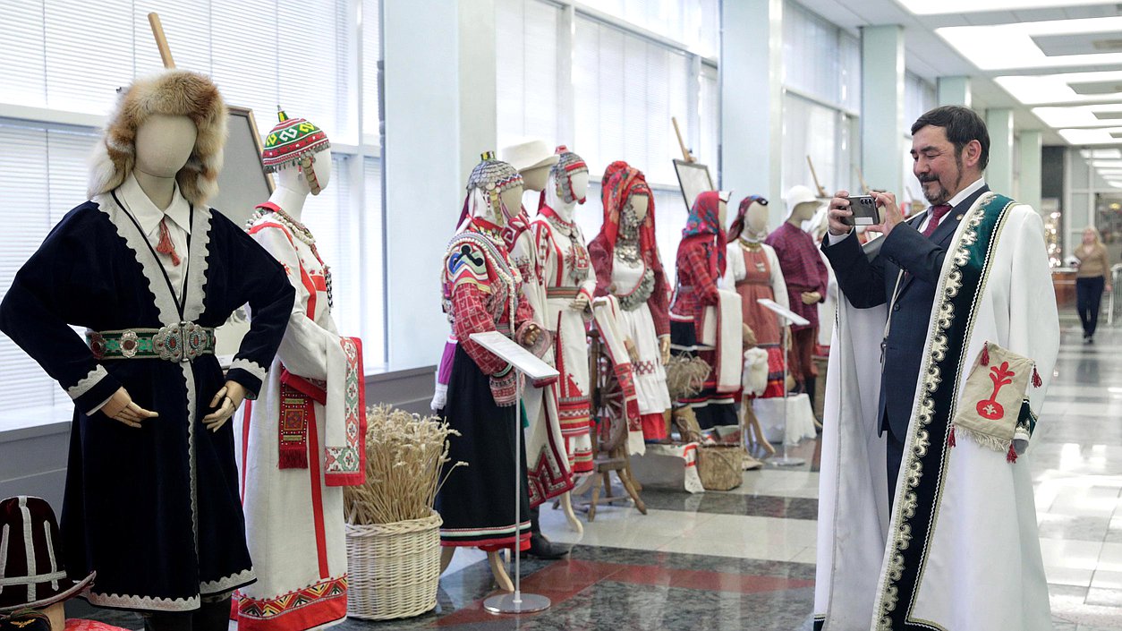 Открытие выставки «Традиционный костюм народов Поволжья второй половины XIX — первой половины XX века», приуроченной к Международному дню культуры