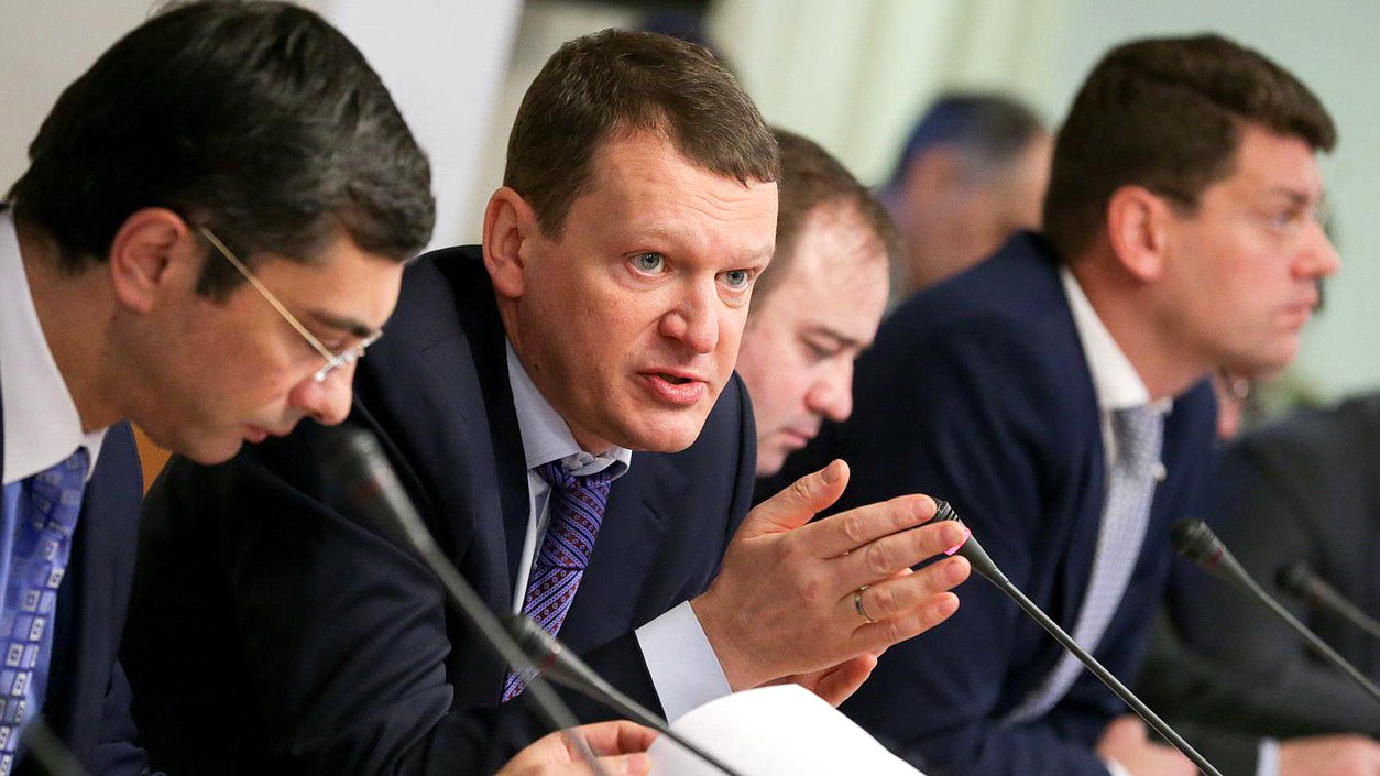 Первый Вице-президент ПАО "ОАК" Александр  Туляков во время заседания на тему: " Пути совершенствования эффективности отраслевой модели авиационной индустрии". Фото: Анна Исакова/Фотослужба Государственной Думы