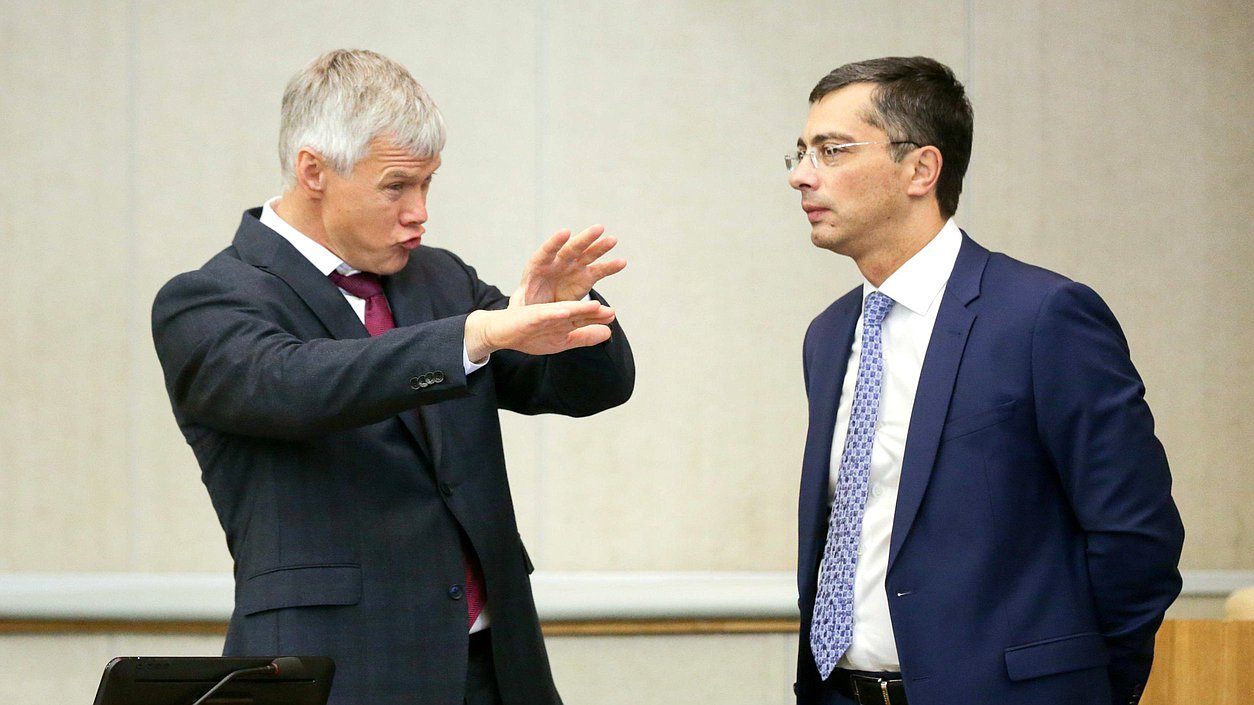 Первые заместители Председателя Комитета по экономической политике, промышленности, инновационному развитию и предпринимательству Валерий Гартунг и Владимир Гутенев