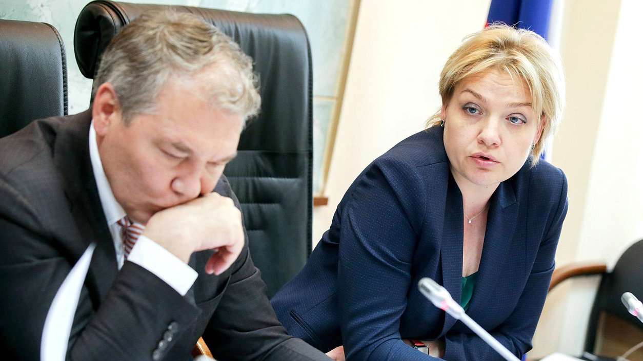 Заместитель Министра энергетики РФ Анастасия Бондаренко и Председатель Комитета по делам СНГ, евразийской интеграции и связям с соотечественниками Леонид Калашников