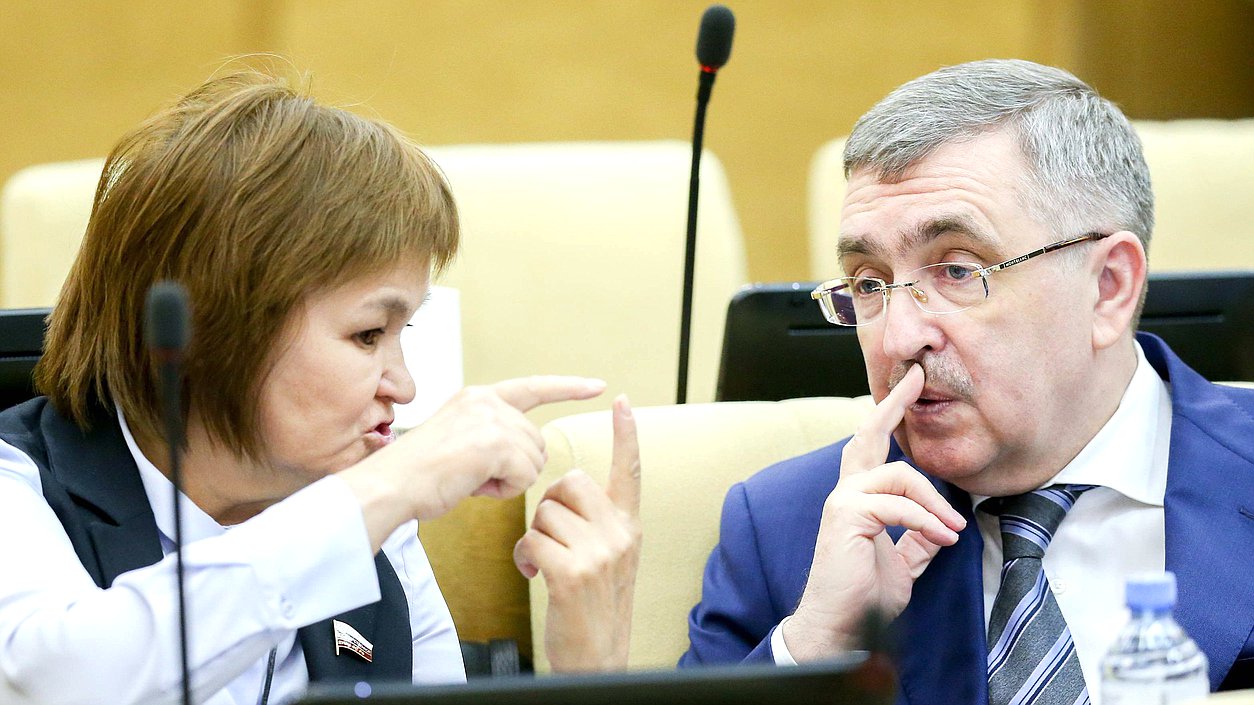 Член Комитета по региональной политике и проблемам Севера и Дальнего Востока Татьяна Гоголева и член Комитета по культуре Юрий Левицкий