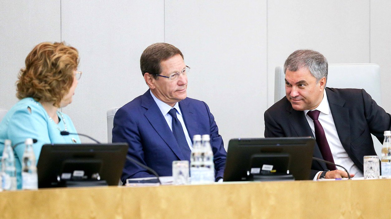 Председатель Государственной Думы Вячеслав Володин, Первый заместитель Председателя Государственной Думы Александр Жуков и заместитель Председателя Государственной Думы Ольга Епифанова