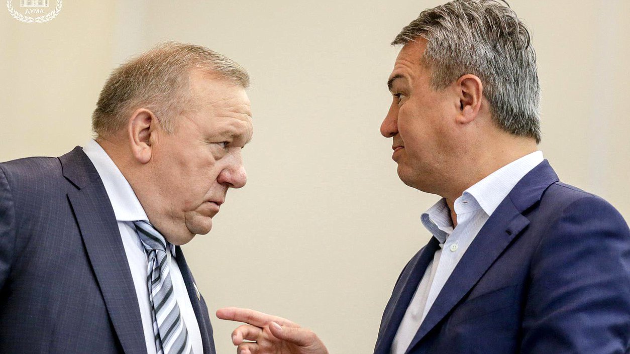 Председатель Комитета по обороне Владимир Шаманов и член Комитета по безопасности и противодействию коррупции Рахим Азимов во время заседания. Автор фото: Анна Исакова/Фотослужба Государственной Думы.