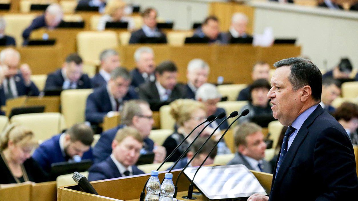 Председатель Комитета по бюджету и налогам Андрей Макаров во время пленарного заседания. Фото: Анна Исакова/Фотослужба Государственной Думы