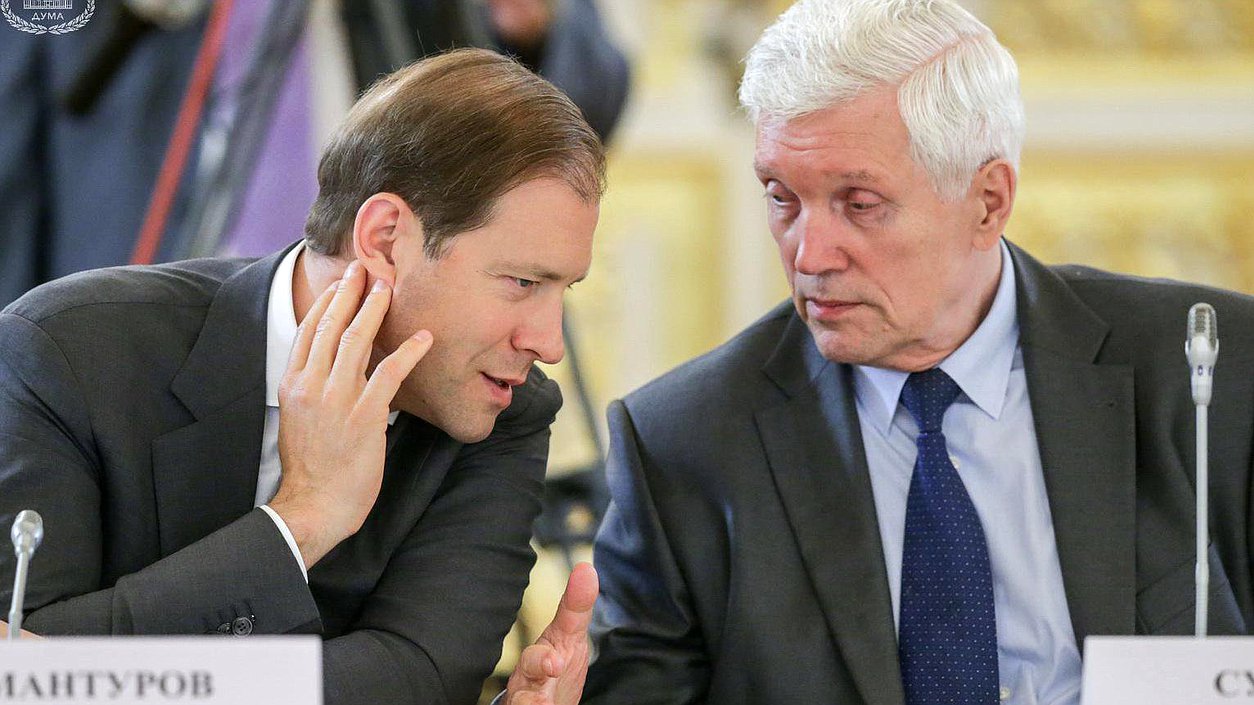 Министр промышленности и торговли Денис Мантуров и Чрезвычайный и Полномочный Посол РФ в Республике Белоруссия Александр Суриков во время заседания. Автор фото: Анна Исакова/Фотослужба Государственной Думы.

