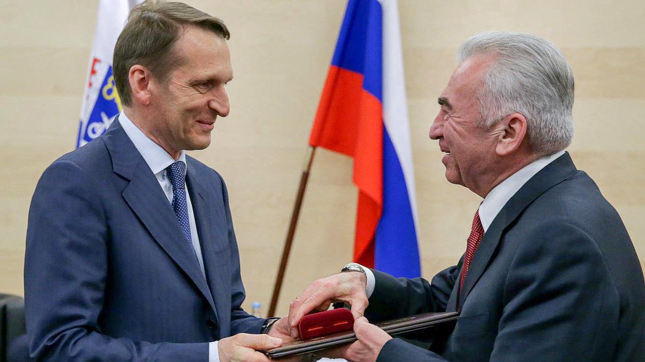 Открытие Форума глав органов местного самоуправления Ленинградской области «Развитие законодательства о местном самоуправлении».По окончании выступления С.Е.Нарышкин вручает награды Государственной Думы .