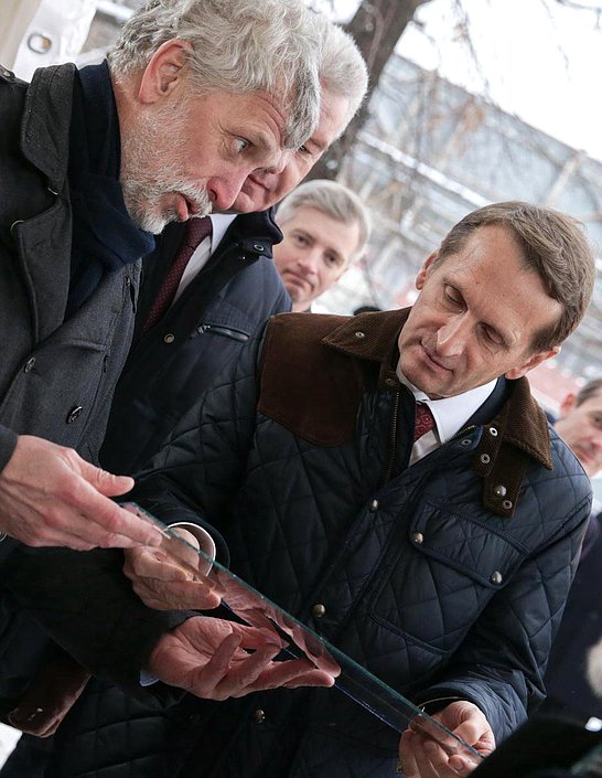  Председатель Государственной Думы Нарышкин
Сергей Евгеньевич
  посетил строительную площадку будущего парка «Зарядье», где параллельно со строительно-монтажными работами проводятся комплексные археологические раскопки. 
