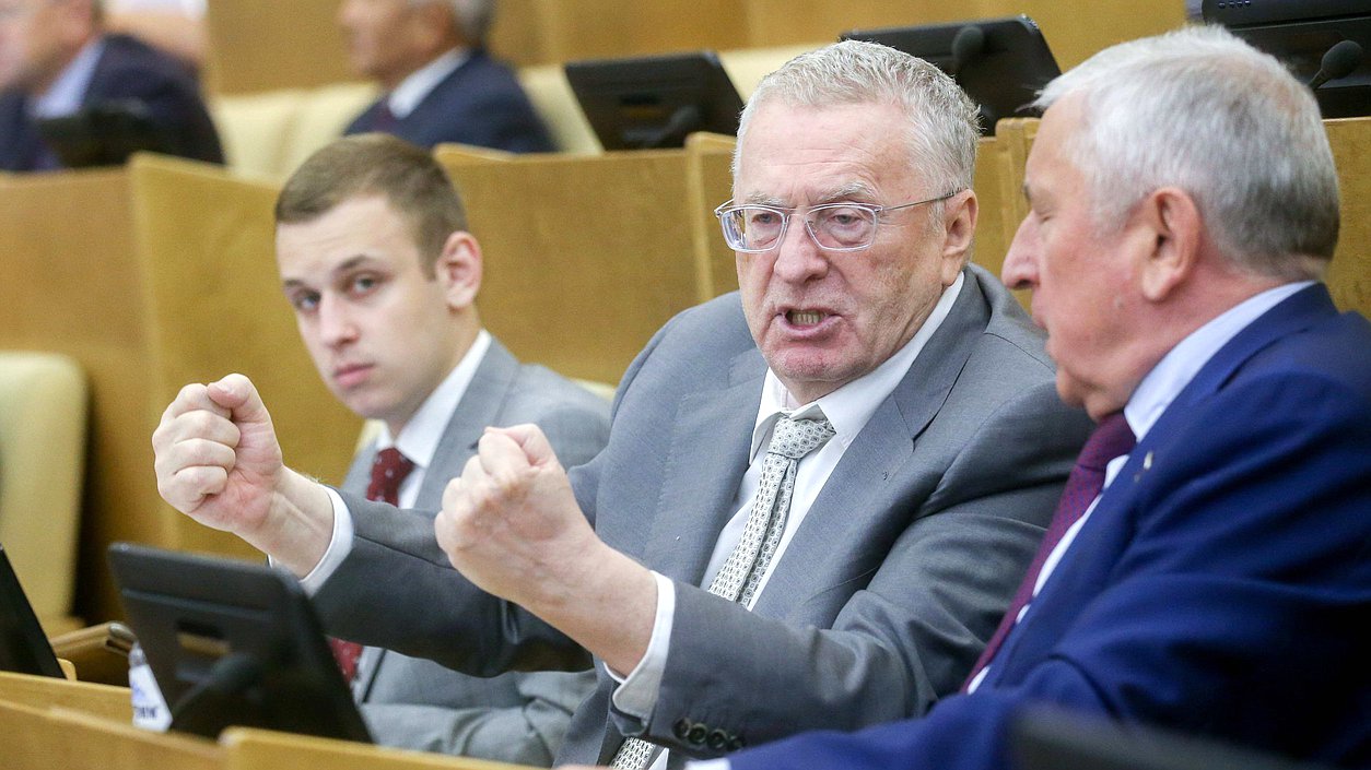 Руководитель фракции ЛДПР Владимир Жириновский и Председатель Комитета по региональной политике и проблемам Севера и Дальнего Востока Николай Харитонов