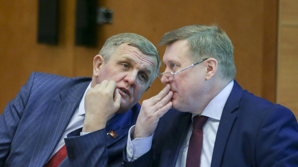 Первый заместитель Председателя Комитета по труду, социальной политике и делам ветеранов Николай Коломейцев (слева)