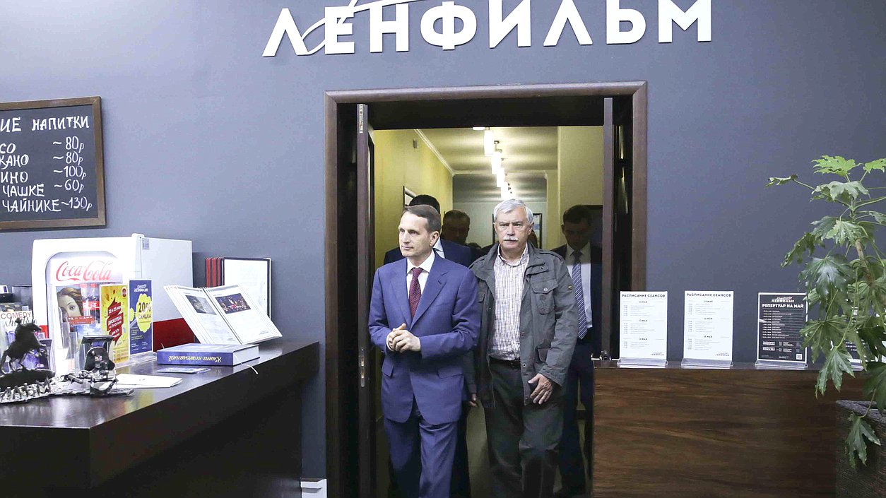 Осмотр производственных павильонов .

