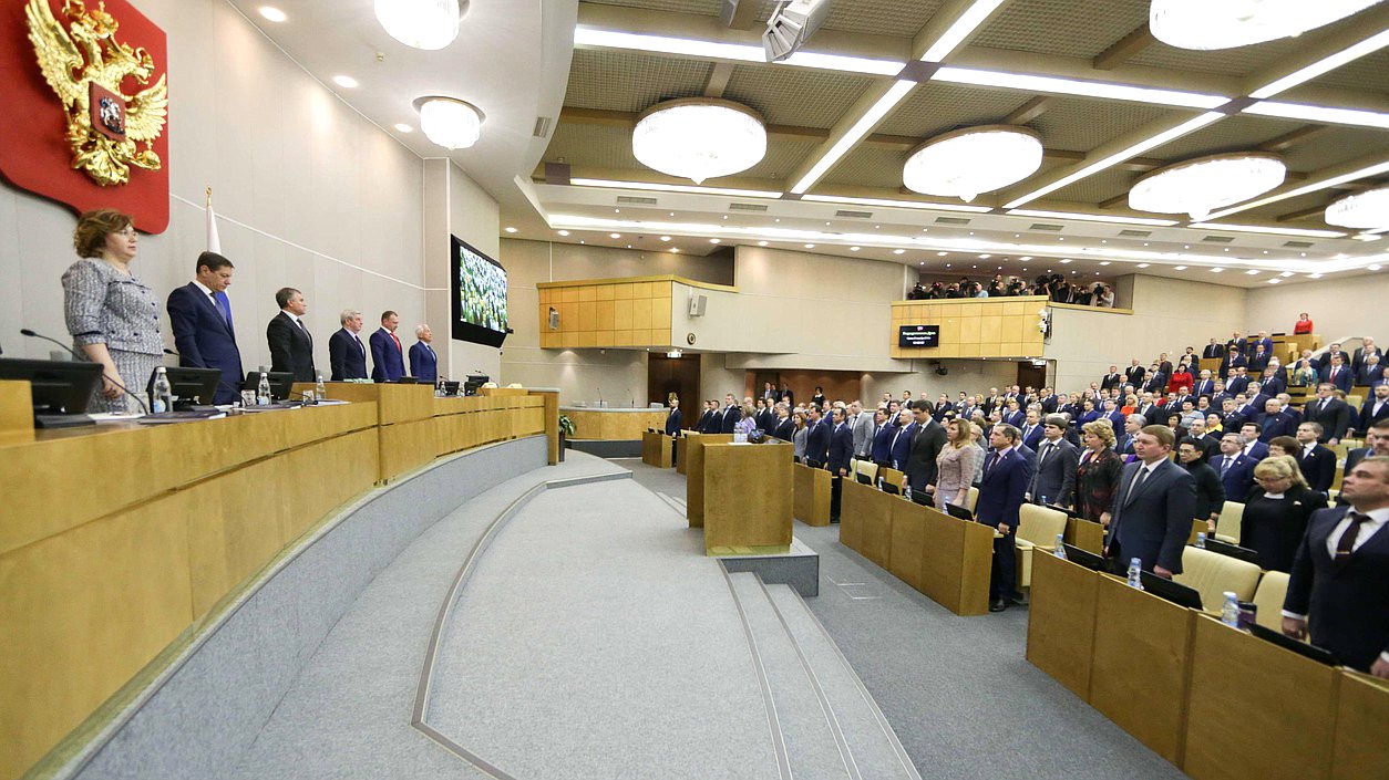 Депутаты Государственной Думы перед началом пленарного заседания почтили минутой молчания память погибшего в Анкаре посла России в Турции Андрея Карлова.