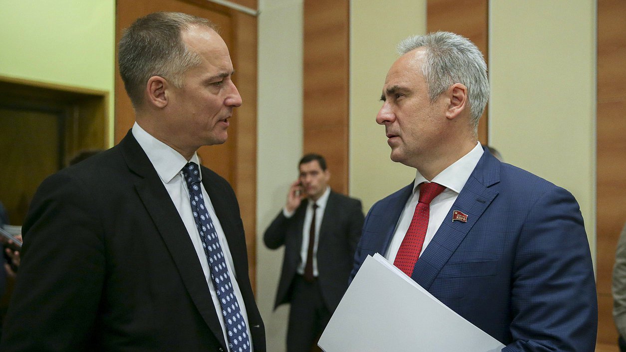 Депутат Законодательного собрания Ростовской области Евгений Бессонов (справа)