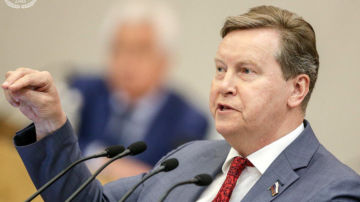 Член Комитета по транспорту и строительству Олег Нилов во время заседания. Автор фото: Анна Исакова/Фотослужба Государственной Думы.