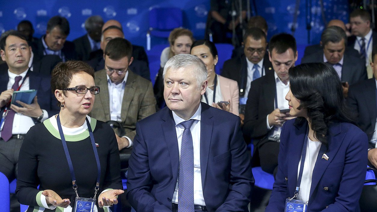 Chairwoman of the Committee on Control and Regulations Olga Savastyanova and Chairman of the Committee on Security and Countering Corruption Vasilii Piskarev