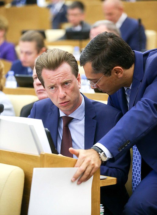 Председатель Комитета по экологии и охране окружающей среды Владимир Бурматов и Первый заместитель Председателя Комитета по экономической политике, промышленности, инновационному развитию и предпринимательству Владимир Гутенев