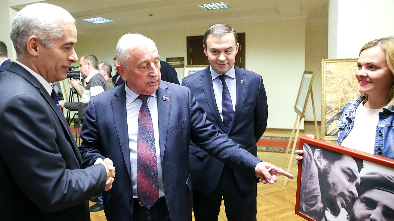 Председатель Комитета по региональной политике и проблемам Севера и Дальнего Востока Николай Харитонов и чрезвычайный и полномочный посол Республики Куба в России Херардо Пеньяльвер Порталь