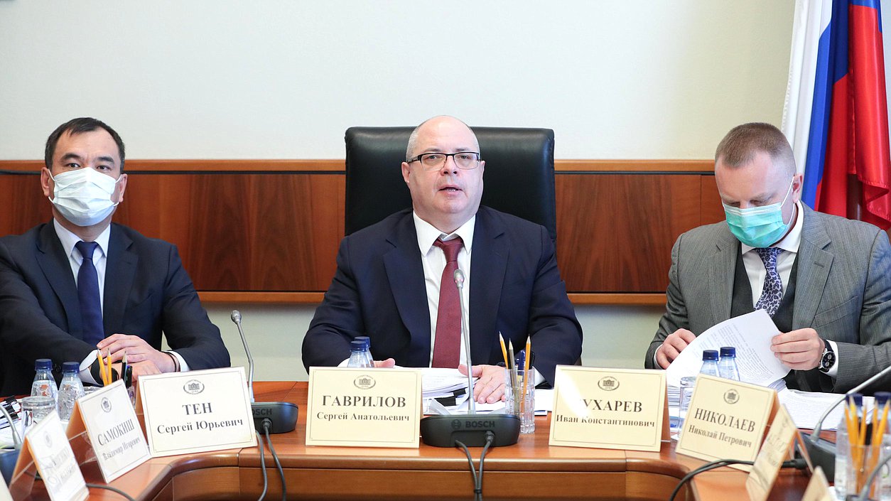 Председатель Комитета по вопросам собственности, земельным и имущественным отношениям Сергей Гаврилов и Первые заместители Председателя Комитета Сергей Тен и Иван Сухарев