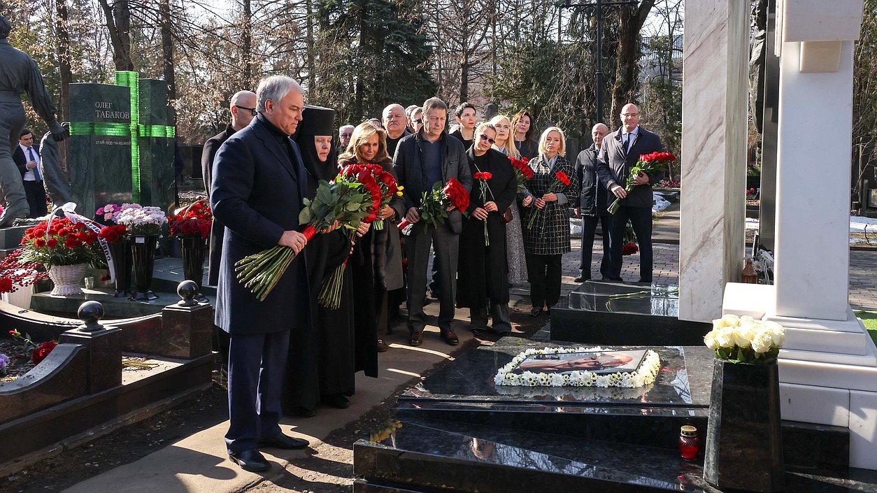 Вячеслав Володин и депутаты отдали дань уважения памяти Станислава Говорухина