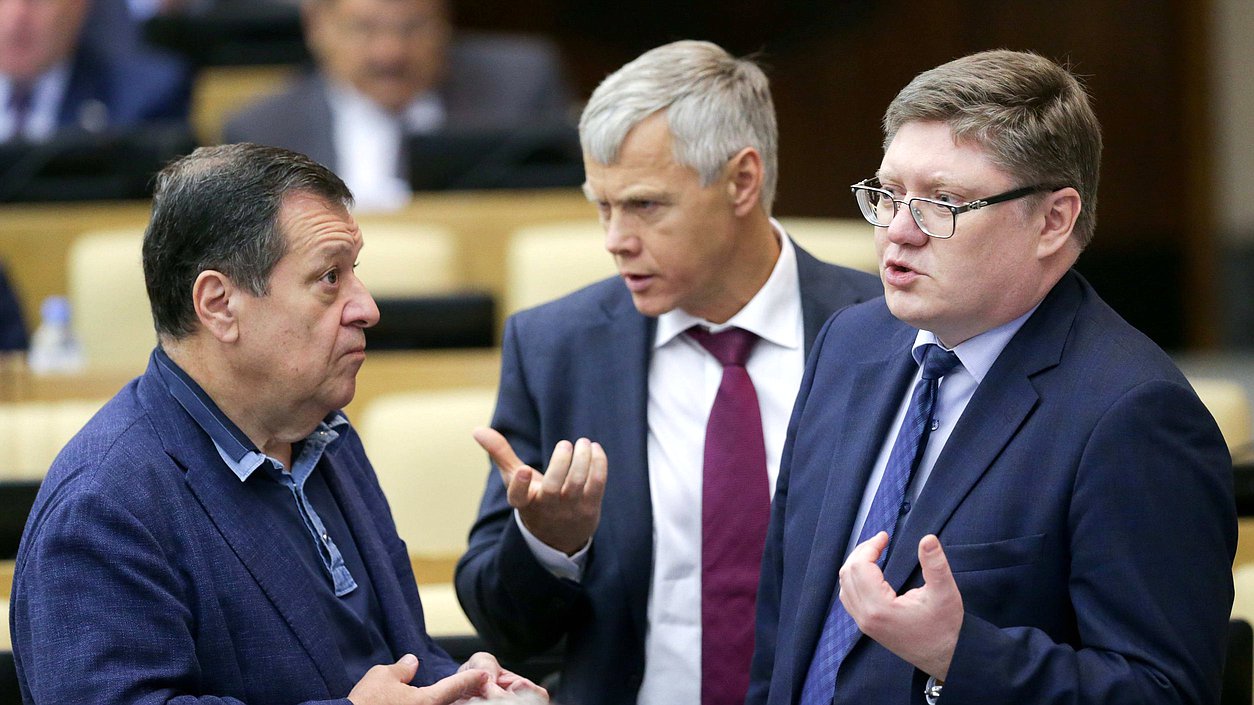 Председатель комитета по бюджету и налогам Андрей Макаров, член Комитета по бюджету и налогам Андрей Исаев и Первый заместитель Председателя Комитета по экономической политике, промышленности, инновационному развитию и предпринимательству Валерий Гартунг