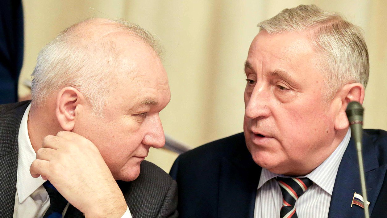 Председатель Комитета по делам национальностей Ильдар Гильмутдинов и председатель Комитета по региональной политике и проблемам Севера и Дальнего Востока Николай Харитонов во время Круглого стола на тему «Совершенствование законодательства в сфере социально-экономического развития коренных малочисленных народов Севера, Сибири и Дальнего Востока Российской Федерации». Автор фото: Анна Исакова/Фотослужба Государственной Думы