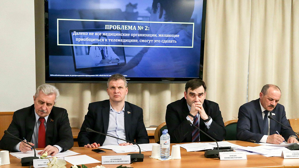 Члены Комитета по охране здоровья Николай Осадчий, Алексей Куринный и Юрий Кобзев и заместитель Председателя Комитета по охране здоровья Николай Говорин