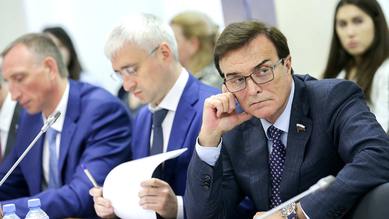 Член Комитета по экономической политике, промышленности, инновационному развитию и предпринимательству Александр Максимов