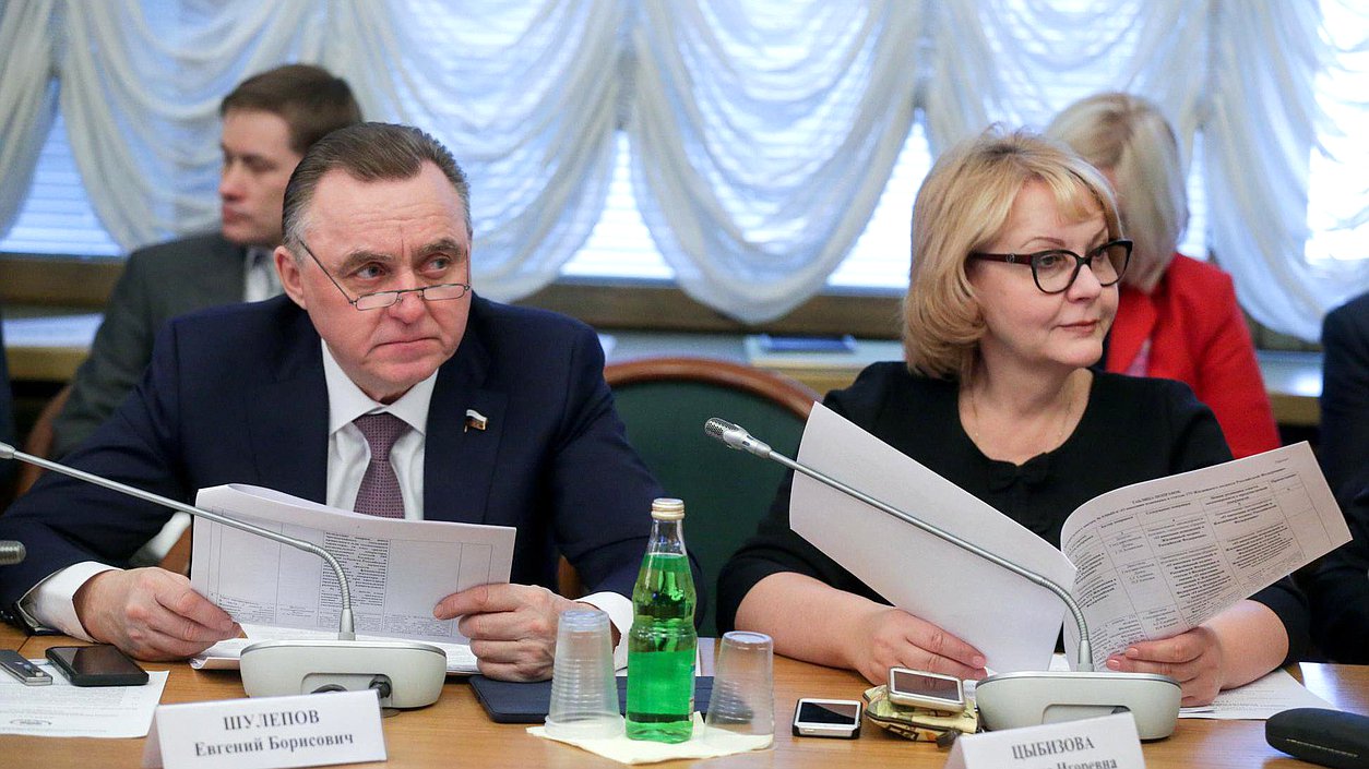 Члены Комитета по жилищной политике и жилищно-коммунальному хозяйству Евгений Шулепов и Татьяна Цыбизова во время заседания Комитета.