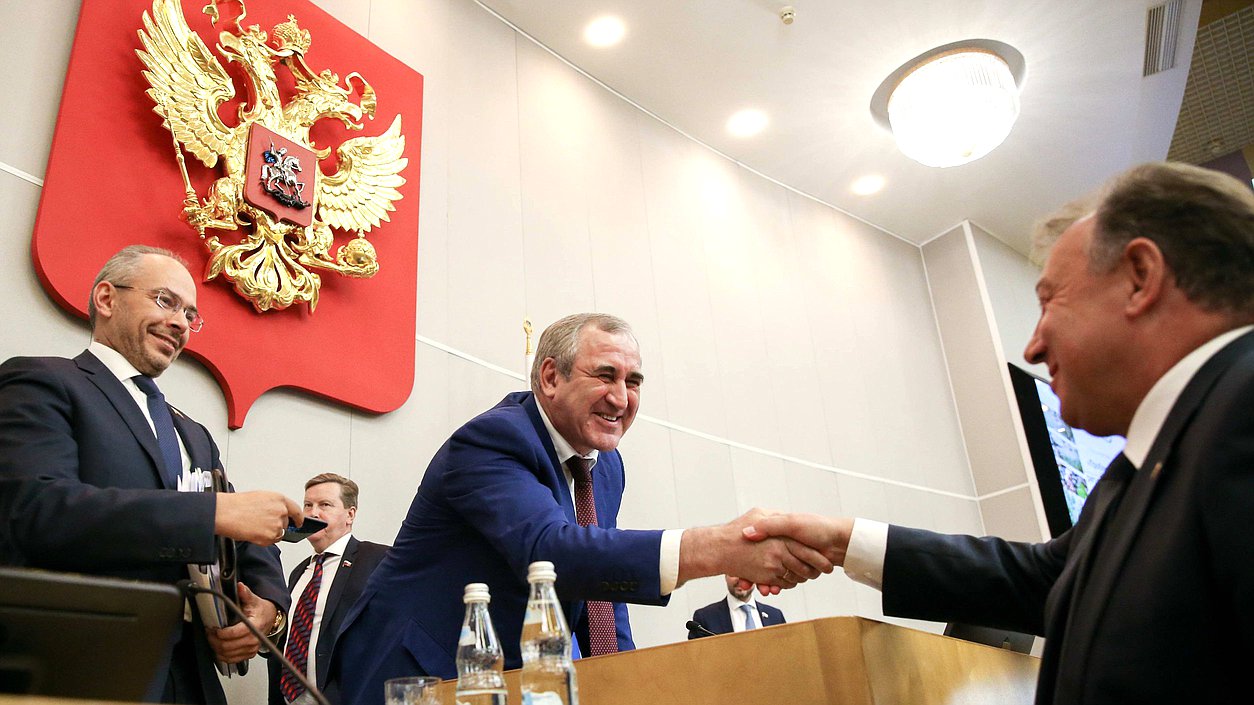 Заместитель Председателя Государственной Думы Сергей Неверов и Председатель Комитета по природным ресурсам, собственности и земельным отношениям Николай Николаев