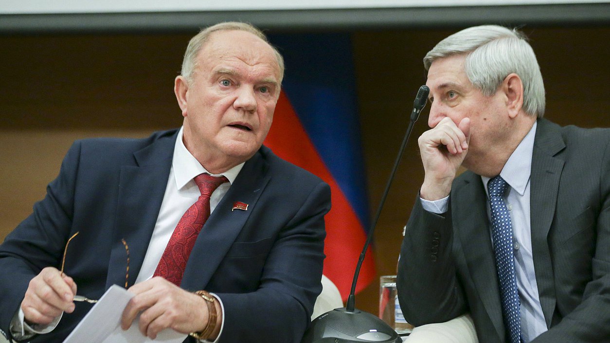 Руководитель фракции КПРФ Геннадий Зюганов и Первый заместитель Председателя Государственной Думы Иван Мельников